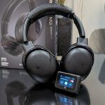 Homem que usa fones de ouvido JBL do lado de fora