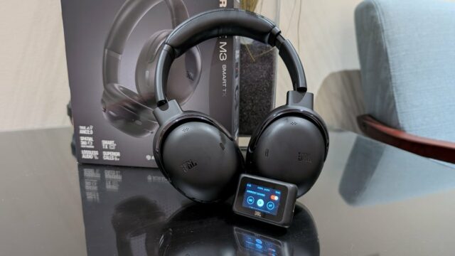 O JBL Tour One M3 são fones de ouvido ricos Homem que usa fones de ouvido JBL do lado de fora