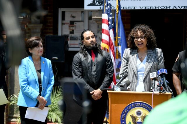 O deputado Judy Chu, D-Pasadena, fala juntos durante uma conferência de imprensa ...