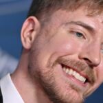 O MRBEAST se uniu a James Patterson, o autor de 'Ride máximo'. Para escrever um novo romance