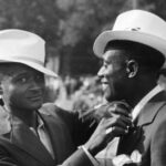 Um homem afro -americano que ajusta a gravata de seu amigo em Kansas City, por volta de 1940
