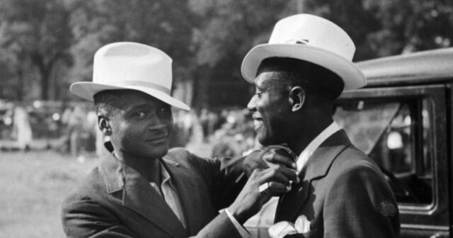 Um homem afro -americano que ajusta a gravata de seu amigo em Kansas City, por volta de 1940