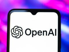 OpenAI pediu à administração Trump que expandisse o crédito fiscal do Chips Act para cobrir data centers The OpenAI logo is seen displayed on a smartphone screen.