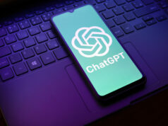 OpenAI diz que desativou sugestões de aplicativos que parecem anúncios The ChatGPT logo appears on a smartphone screen
