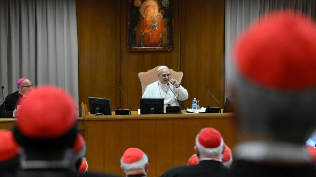 O Papa Leo Xiv descreve isso em seu primeiro discurso pelos cardeais como uma ameaça à "dignidade humana"



