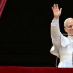 O Papa Leo oferece as primeiras orações de Regina Caeli na varanda de St. Petra