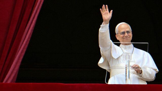 O Papa Leo oferece as primeiras orações de Regina Caeli na varanda de St. Petra



