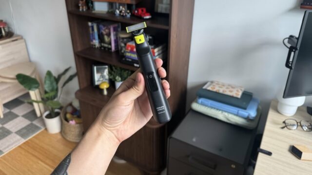 Philips Norelco Oneblade 360 ​​Pro Trimmer Anexos lado a lado