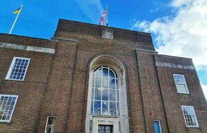 O Plano Nigel Farage está apenas voando na união de Jack em conselho é um golpe para o apoio da Ucrânia destruído pela guerra. O Partido Nigel Farage disse que voará apenas para Jack, a bandeira de St. Juraj e as bandeiras dos distritos.