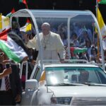 O "Popmobile" de Francis é transformado em uma clínica móvel em Gaza