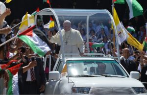 O “Popmobile” de Francis é transformado em uma clínica móvel em Gaza O "Popmobile" de Francis é transformado em uma clínica móvel em Gaza