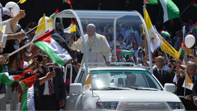 O "Popmobile" de Francis é transformado em uma clínica móvel em Gaza



