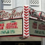 A antiga cabine de cartões modificada está na entrada do Stanford Theatre na University Avenue em Palo Alta. Classic Film Palace comemorará seu 100º aniversário na segunda -feira, 9 de junho de 2025 (Sal Pizarro/Bay Area News Group)