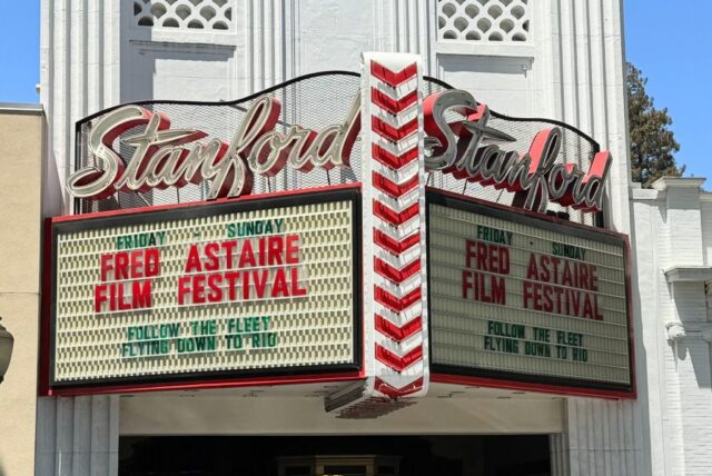 A antiga cabine de cartões modificada está na entrada do Stanford Theatre na University Avenue em Palo Alta. Classic Film Palace comemorará seu 100º aniversário na segunda -feira, 9 de junho de 2025 (Sal Pizarro/Bay Area News Group)