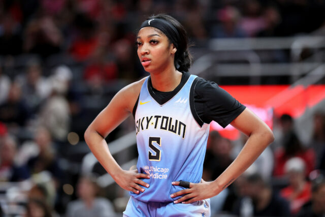 O anjo do Reele faz o seu próprio WNBA Listory durante a partida do Sky-Mercury

