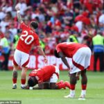 Nottingham Forest Taiwo Awoniyi Striker está em coma induzido após a cirurgia abdominal urgente