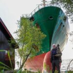 O barco acontece: um homem acorda para encontrar um navio de carga de 443 pés correu em seu jardim
