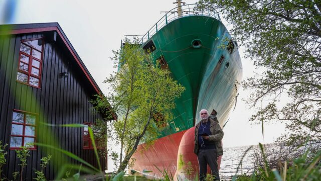 O barco acontece: um homem acorda para encontrar um navio de carga de 443 pés correu em seu jardim

