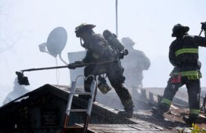 O bombeiro de Oakland doeu enquanto lutava contra uma fogueira O bombeiro de Oakland doeu enquanto lutava contra uma fogueira