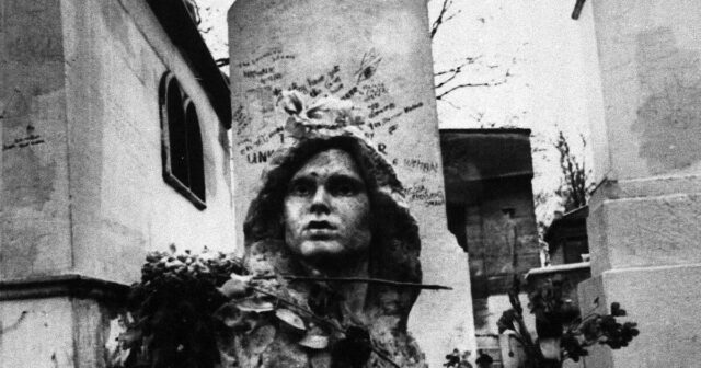 O busto roubado de Jim Morrison seriamente recuperou 'por acaso' quase quatro décadas depois

