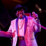 Nat Bolden recebe uma nota de US $ 50 em dólares no que se apresenta com Jay Jay Sax, à esquerda, e T. Patrick Farmer, à direita, em sua festa de 97 anos no Continental Club em West Oakland, Califórnia, na quarta -feira, 12 de março de 2025. (Jane Tyska/Bay Area News Group)