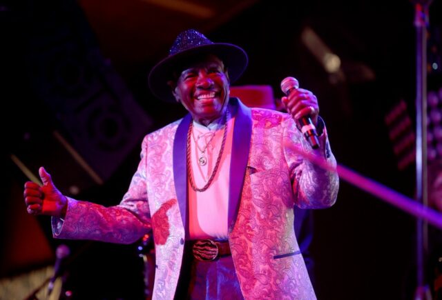 Nat Bolden recebe uma nota de US $ 50 em dólares no que se apresenta com Jay Jay Sax, à esquerda, e T. Patrick Farmer, à direita, em sua festa de 97 anos no Continental Club em West Oakland, Califórnia, na quarta -feira, 12 de março de 2025. (Jane Tyska/Bay Area News Group)