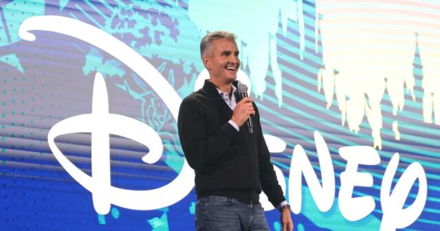 O chefe dos parques da Disney, Josh D'Amaro, elogios a Bona fides da casa de mouse enquanto a palestra de sucessão desencadeada

