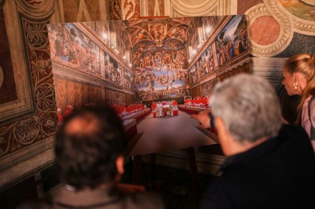 Mestre do Arcebispo do Vaticano Arcebispo Diego Giovanni Ravelli faz o juramento de segredo