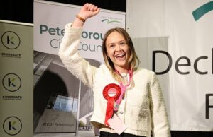 O conselheiro mais jovem de 19 anos, trabalhista, deixou seu lugar depois que foi marcado como racista, porque ele pediu a instalação do CCTV em táxis Daisy Blakemore-Creedon (19 anos (na foto, quando comemorou sua vitória nas eleições no ano passado), ela alegou ter sido exposto a bullying e abuso anti-semita quando anunciou sua demissão para trabalhar no Conselho da Cidade de Peterborough.