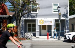 O declínio em espiral de Saratoga Village pode encontrar um balanço para cima. O declínio em espiral de Saratoga Village pode encontrar um balanço para cima.