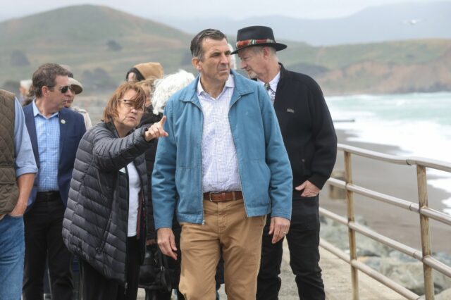 Os breakers rolaram sob o Pacífico Pacífico, sexta -feira, 5 de janeiro de 2024, depois de ser fechado pela cidade do Pacífico por danos causados ​​por uma tempestade recente. (Karl Mondon/Bay Area News Group)