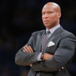 Uma mulher está processando o ex -jogador e treinador do Los Angeles Lakers, Byron Scott, acusando -o de agredi -la sexualmente durante um evento de equipe em seu ensino médio em 1987, quando ele tinha 26 anos e ela tinha 15 anos.