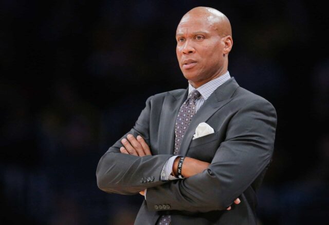 Uma mulher está processando o ex -jogador e treinador do Los Angeles Lakers, Byron Scott, acusando -o de agredi -la sexualmente durante um evento de equipe em seu ensino médio em 1987, quando ele tinha 26 anos e ela tinha 15 anos.