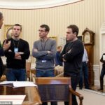 Jon Lovett, ex -presidente da administração e companheiro de equipe do podcast liberal 'Podcas' Podcas Save America ', admitiu o podcast Jon Stewart' The Weekly Show '(Obama conhecerá os palestrantes de LR Obama Jon Favreau David Plouffe, Jonathan Lovet)