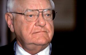 O ex -governador de Illinois, George Ryan, que morreu aos 91 anos e interrompeu as execuções, mas foi enviado para a prisão por corrupção em um escândalo, faleceu. O ex -governador de Illinois, George Ryan, que morreu aos 91 anos e interrompeu as execuções, mas foi enviado para a prisão por corrupção em um escândalo, faleceu.