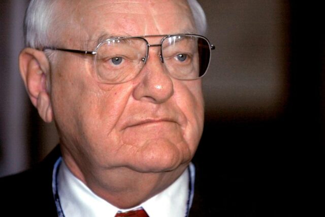 O ex -governador de Illinois, George Ryan, que morreu aos 91 anos e interrompeu as execuções, mas foi enviado para a prisão por corrupção em um escândalo, faleceu.



