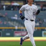 O fã do Yankees está funcionando depois que ele deixa a bola de Mookie Betts Glove