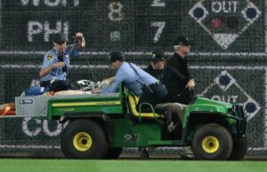 O fã dos piratas caídos “acordado, alerta”, lê MLB: Chicago Cubes em Pittsburgh Pirates