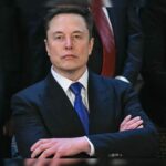 O funcionário da Tesla afirma que foi libertado por críticas a Elon Musk no meio da venda de vendas