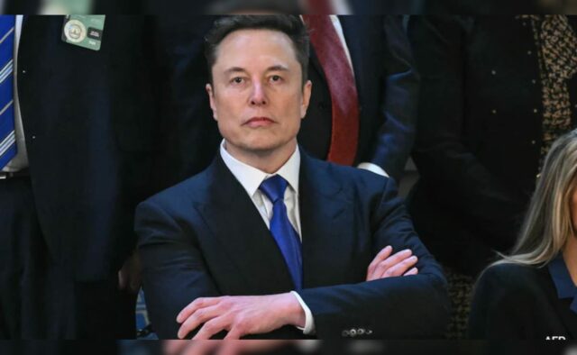 O funcionário da Tesla afirma que foi libertado por críticas a Elon Musk no meio da venda de vendas

