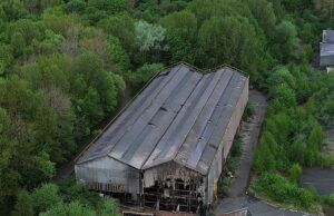 O garoto (14 anos) foi morto por um incêndio na área industrial depois que ele estava desaparecido. 14 Outras crianças foram presas por matar. Na foto: Air Outlook Fairfield Industrial Park, onde o incêndio eclodiu na sexta -feira