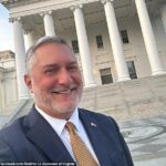 O candidato da Virgínia ao governador John Reid enfrenta pressão para encerrar sua campanha depois que foi encontrada para ter lançado uma conta de mídia social que publicou pornografia homossexual