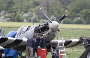 O heróico piloto do Spitfire, que salvou duas vidas no último minuto. A aeronave Spitfire (foto) na noite de sábado fez um pouso de emergência entre as colheitas do campo agrícola em West Hythe, Kent.