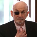O homem que esfaqueou Salman Rushdie está enfrentando até 25 anos de prisão