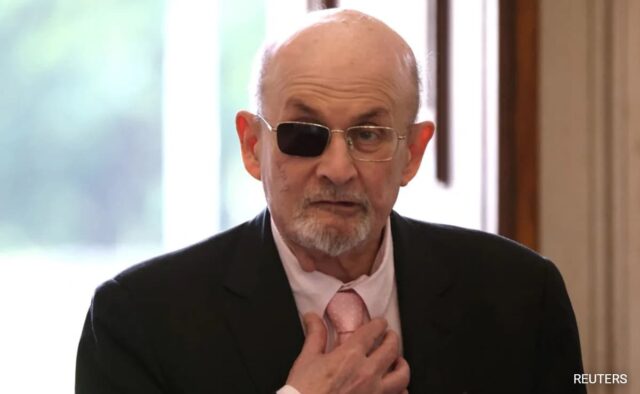 O homem que esfaqueou Salman Rushdie está enfrentando até 25 anos de prisão

