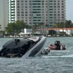Dezenas de mulheres encantadoras que usam biquíni eram febril, como febril, salvadas do iate lamborghini afundado na costa da praia de Miami