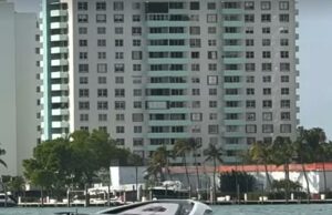 O horror como US $ 4,5 milhões para influenciar o iate está afundando de Miami … depois que as mulheres glam cometeram um erro naval recém -nascido Dezenas de mulheres encantadoras que usam biquíni eram febril, como febril, salvadas do iate lamborghini afundado na costa da praia de Miami