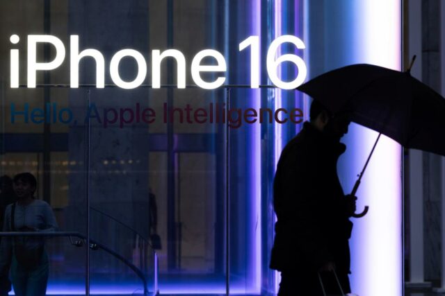 O iPhone pode triplicar o preço para US $ 3.500 se forem feitos nos EUA, o analista alerta


