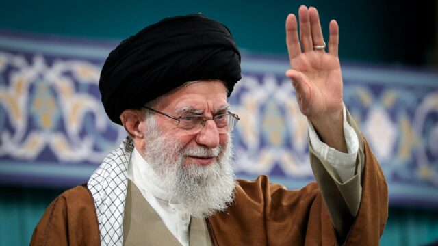 O iraniano Khamenei inicia um ataque de bolhas em Trump depois de visitar o Oriente Médio

