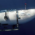 A Guarda Costeira dos EUA recuperou uma caneta de tinta ainda intacta, junto com outros objetos, enquanto mira através dos restos do Bad Oceangate Titan Submierierier